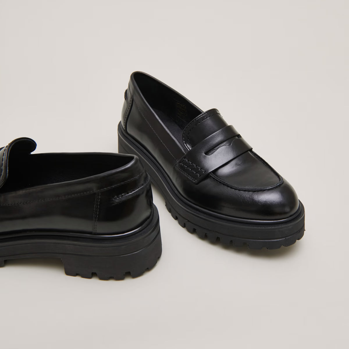 Mocassins à semelles crantées - en cuir noir