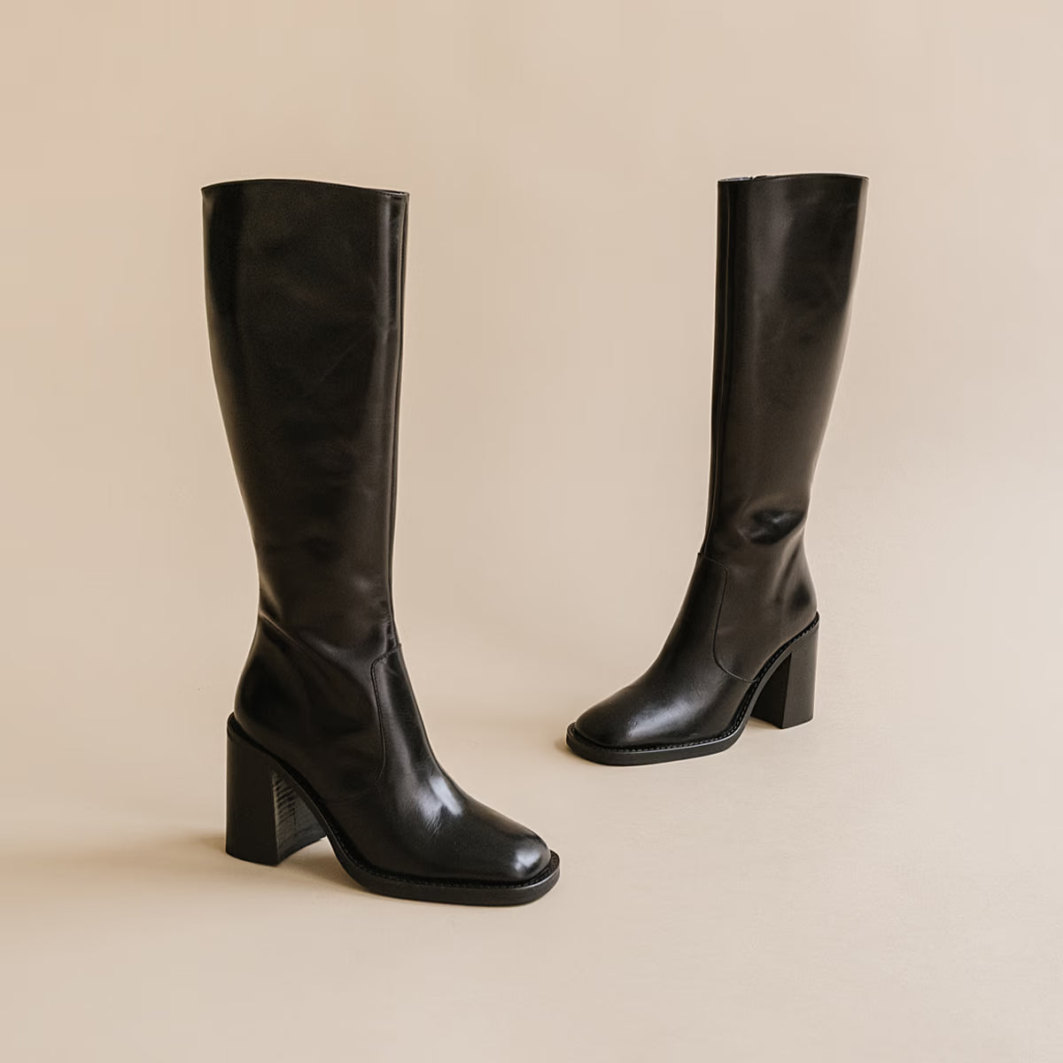 Bottes à talons et bouts carrés - en cuir noir