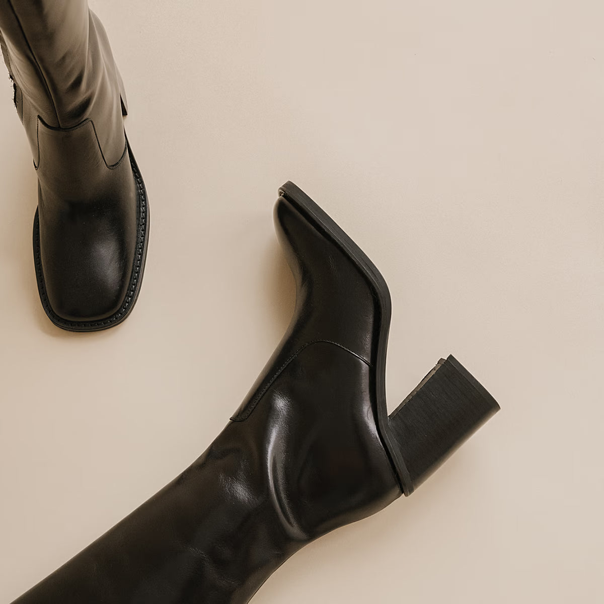 Bottes à talons et bouts carrés - en cuir noir