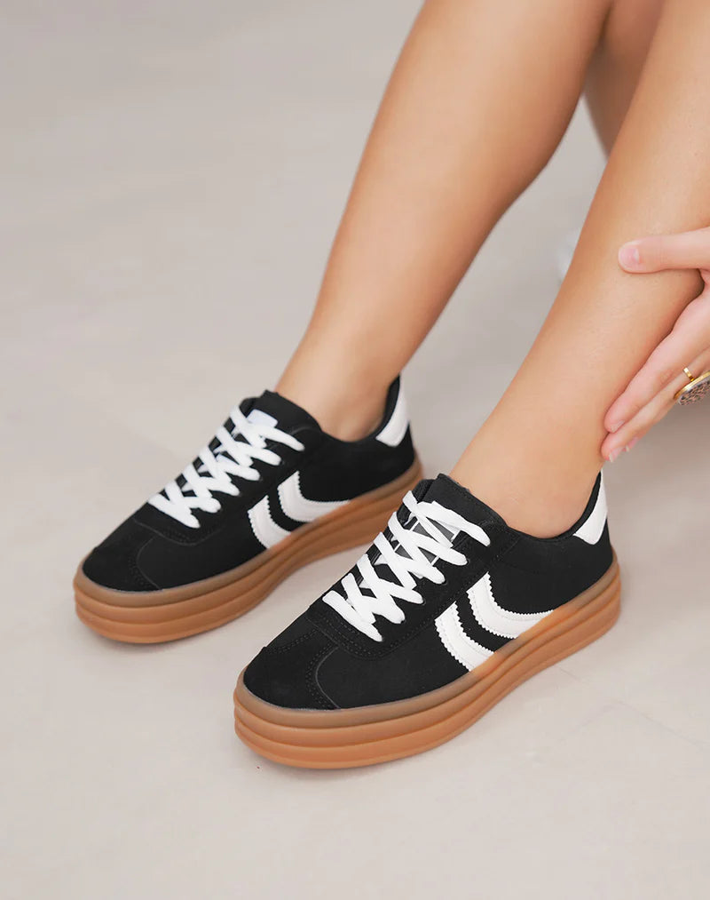Basket femme noire à bandes blanches et semelle marron tendance