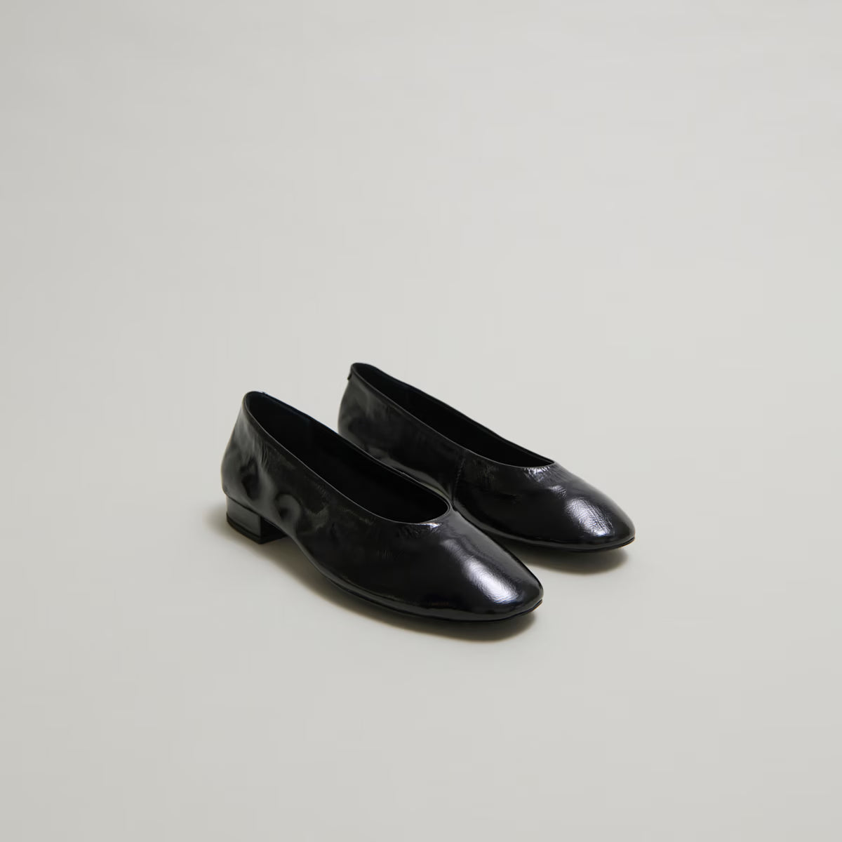 Ballerines à petits talons - en vernis plissé noir