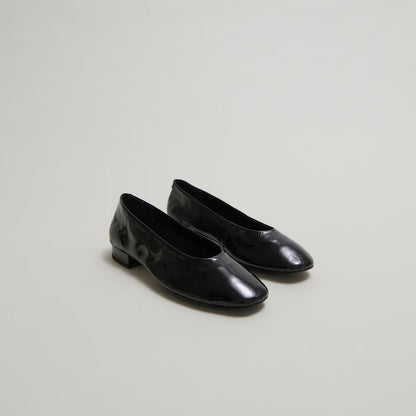 Ballerines à petits talons - en vernis plissé noir