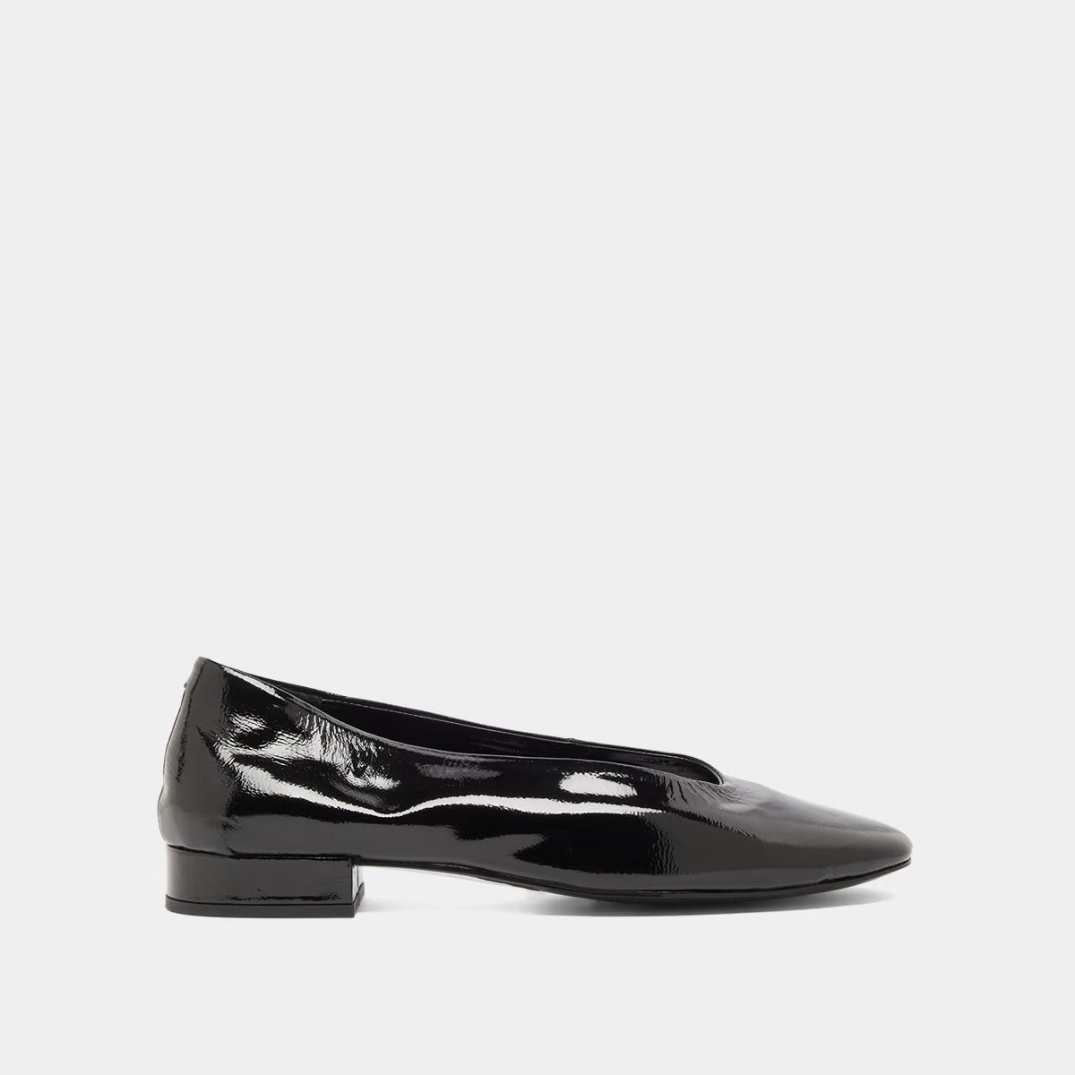 Ballerines à petits talons - en vernis plissé noir