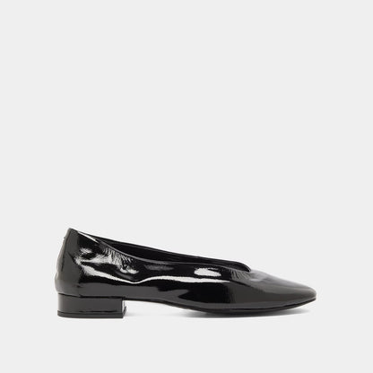 Ballerines à petits talons - en vernis plissé noir