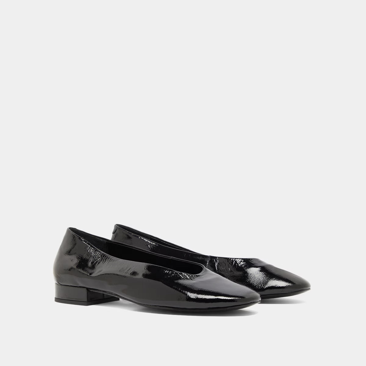 Ballerines à petits talons - en vernis plissé noir