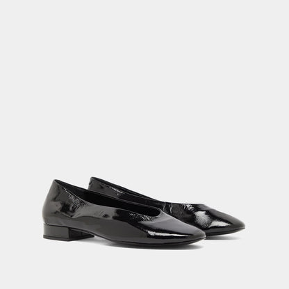 Ballerines à petits talons - en vernis plissé noir
