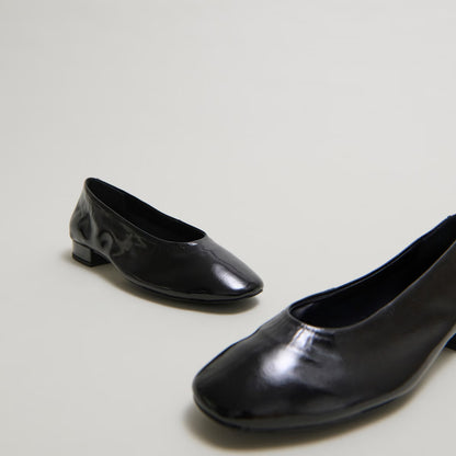 Ballerines à petits talons - en vernis plissé noir