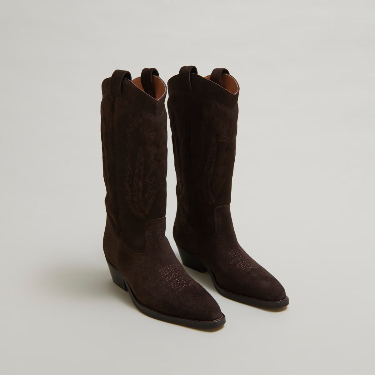 Bottes à bouts pointus et surpiqures apparentes - en croute marron foncé