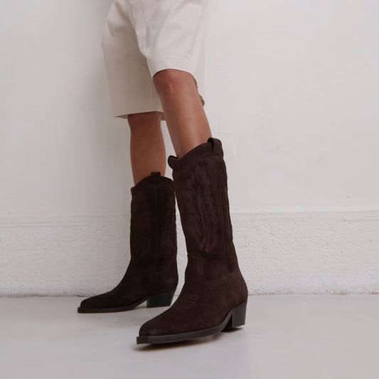 Bottes à bouts pointus et surpiqures apparentes - en croute marron foncé