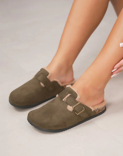 Mules kaki fourrées avec sangle décorative